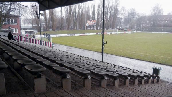 Blick von der Tribüne der Adolf-Jäger-Kampfbahn auf den Rasen.